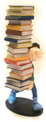 Plastoy Gaston portant une pile de livres