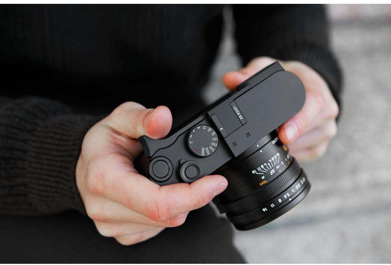 Leica Q2 Thumb up (19543)
