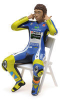 Minichamps FIGURINE – VALENTINO ROSSI – MOTOGP 2014 – ‚CHECKING THE EAR PLUGS‘ L.E. 750 pcs. (312140046)