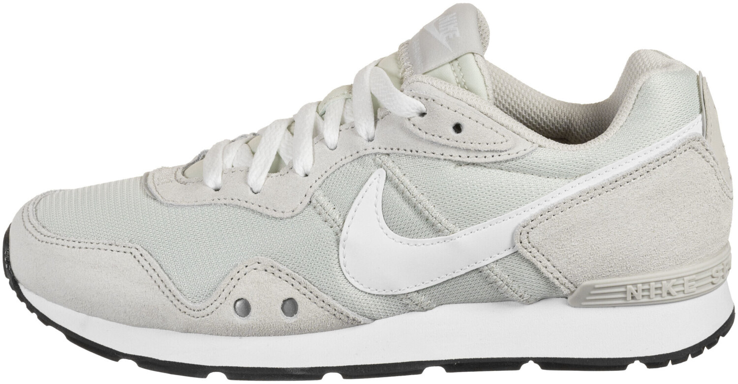 nike venture runner white