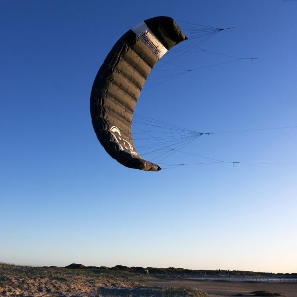 Skymonkey Stormdrifter Cometa De 4 Líneas – Potente Y Deportivo, Disponible En 230/330/430 Cm, Listo Para Volar Con Bolsa Y Accesorios