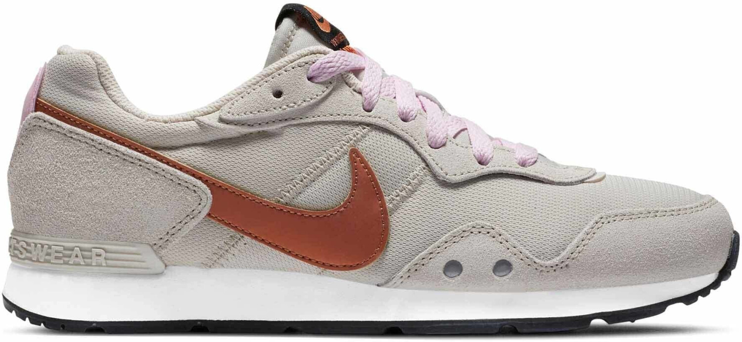 nike women's venture runner sneaker