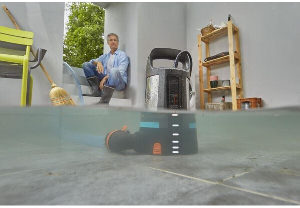 Gardena Klarwasser-Tauchpumpe 17000 aquasensor: Entwässerungspumpe mit  innovativem Aquasensor, Fördermenge bis zu 17.000 l/h, Flachabsaugung bis 1  mm, Schnellkupplungssystem, 750 W (09036-20) : : Baumarkt