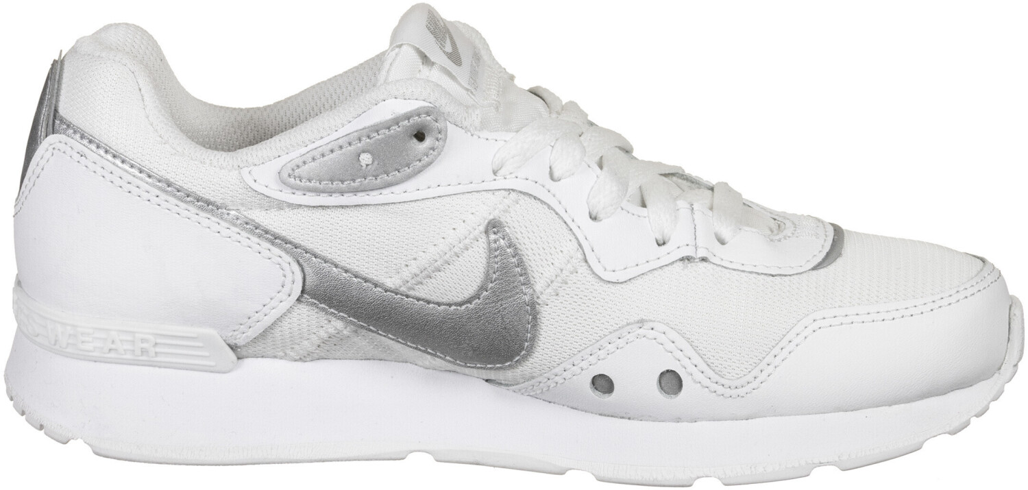 nike venture runner white