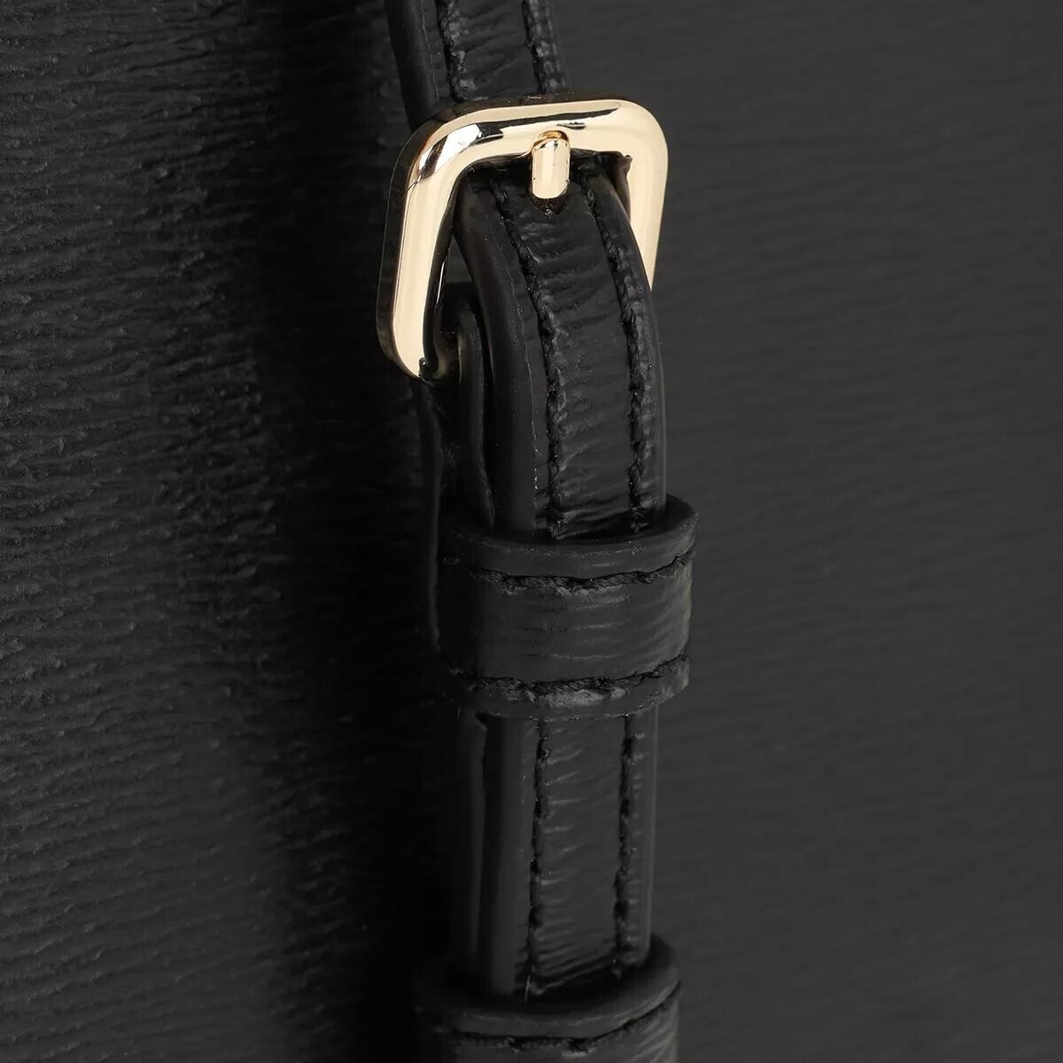 DKNY Bryant Sutton Dome Crossbody Bag Black/Gold a € 100,00 (oggi