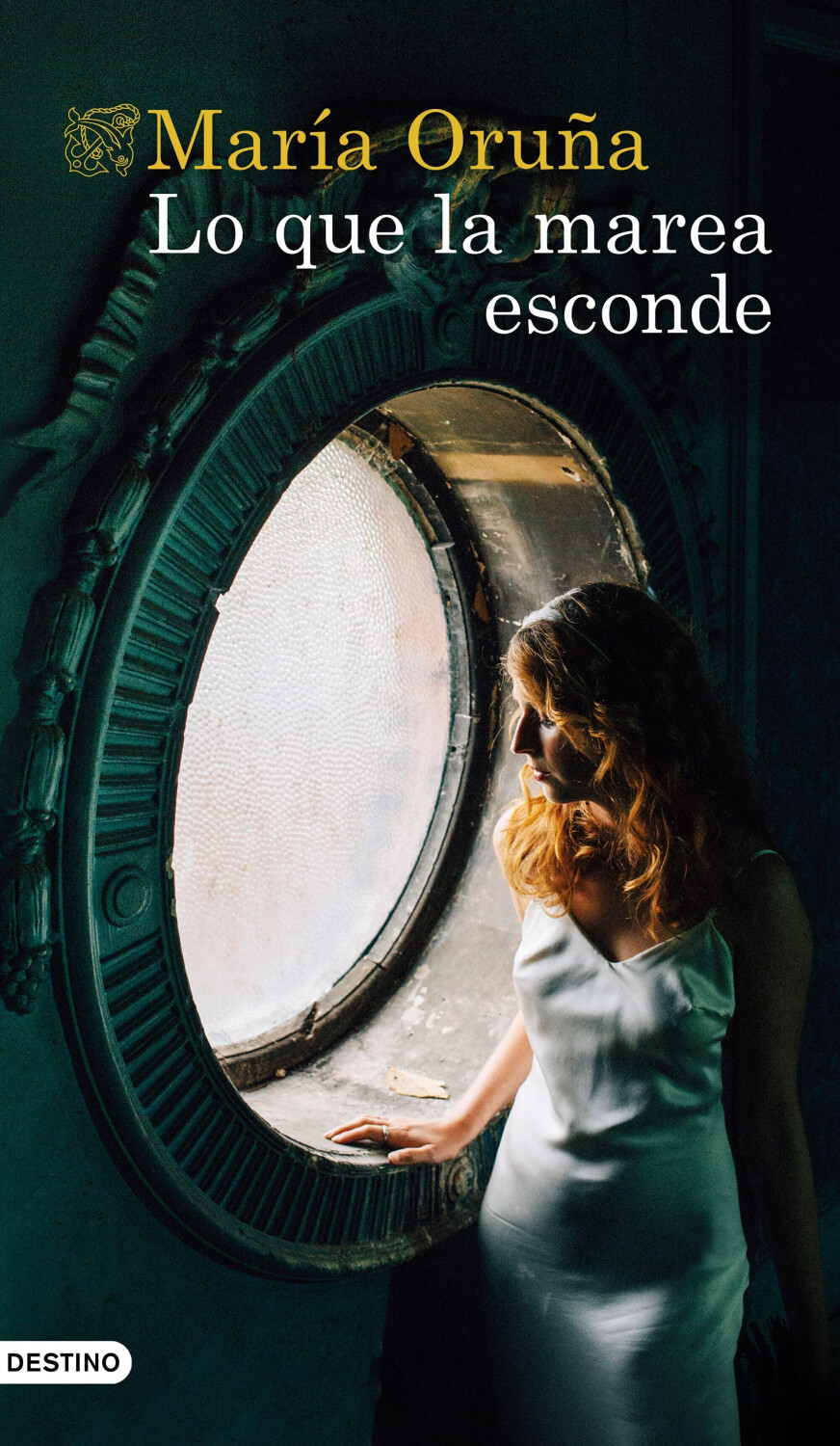 Lo que la marea esconde (María Oruña) [Hardcover]