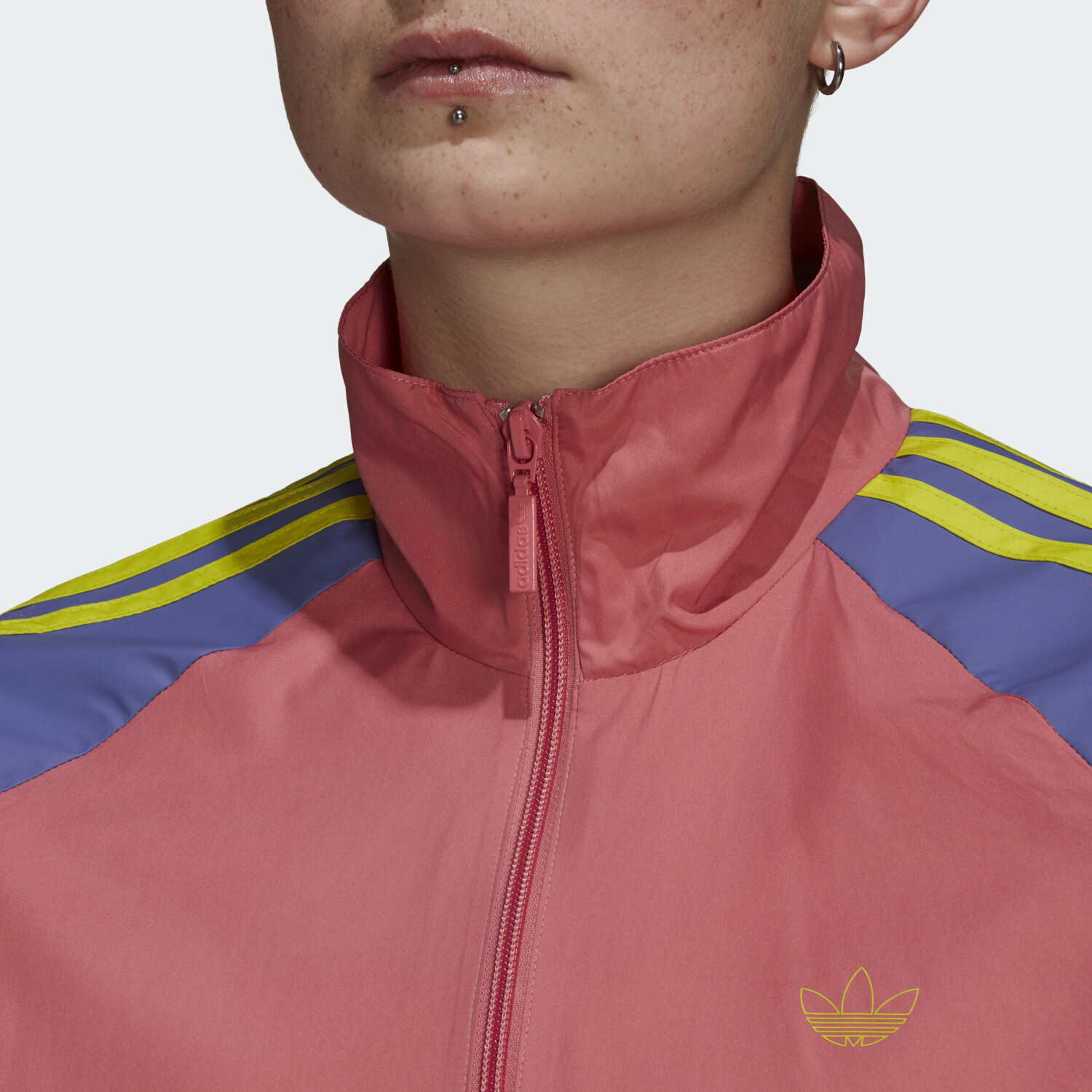 Adidas Fakten Originals Jacket Women (GN4457) hazy rose/acid yellow/joy purple au meilleur prix 