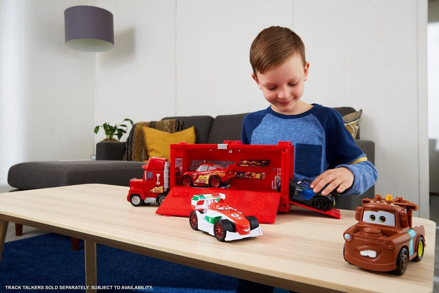 Disney Pixar Cars Track Talkers Véhicule Sonore Camion Mack, le  transporteur de Flash McQueen avec sons et lumières, jouet pour enfant,  GYK60 : : Jeux et Jouets