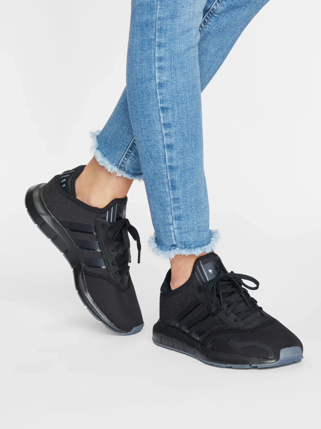 All black discount swift run