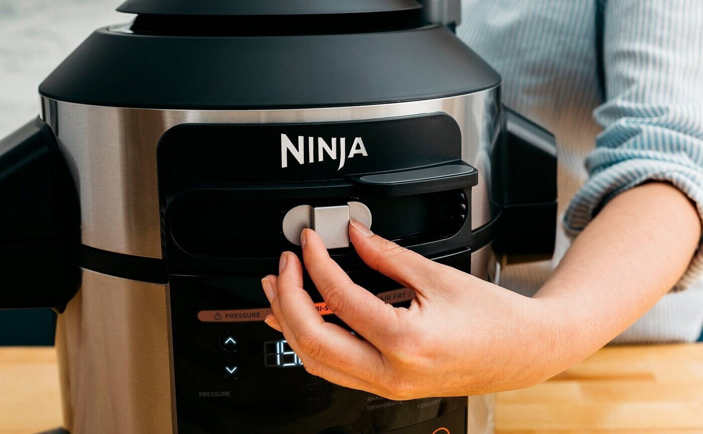 https://cdn.idealo.com/folder/Product/201719/1/201719116/s3_produktbild_max_6/ninja-foodi-11-in-1-smartlid-multi-cooker-ol550uk.jpg