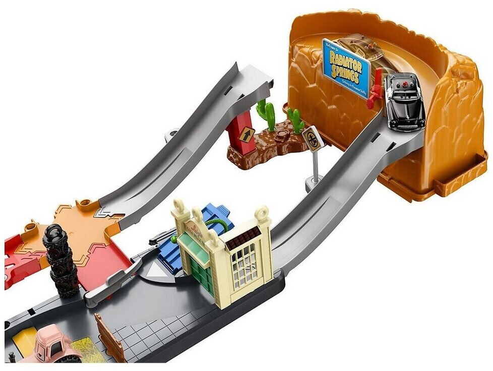 Coffret de jeu Radiator Springs - Cars Mattel : King Jouet, Garages et  circuits Mattel - Véhicules, circuits et jouets radiocommandés