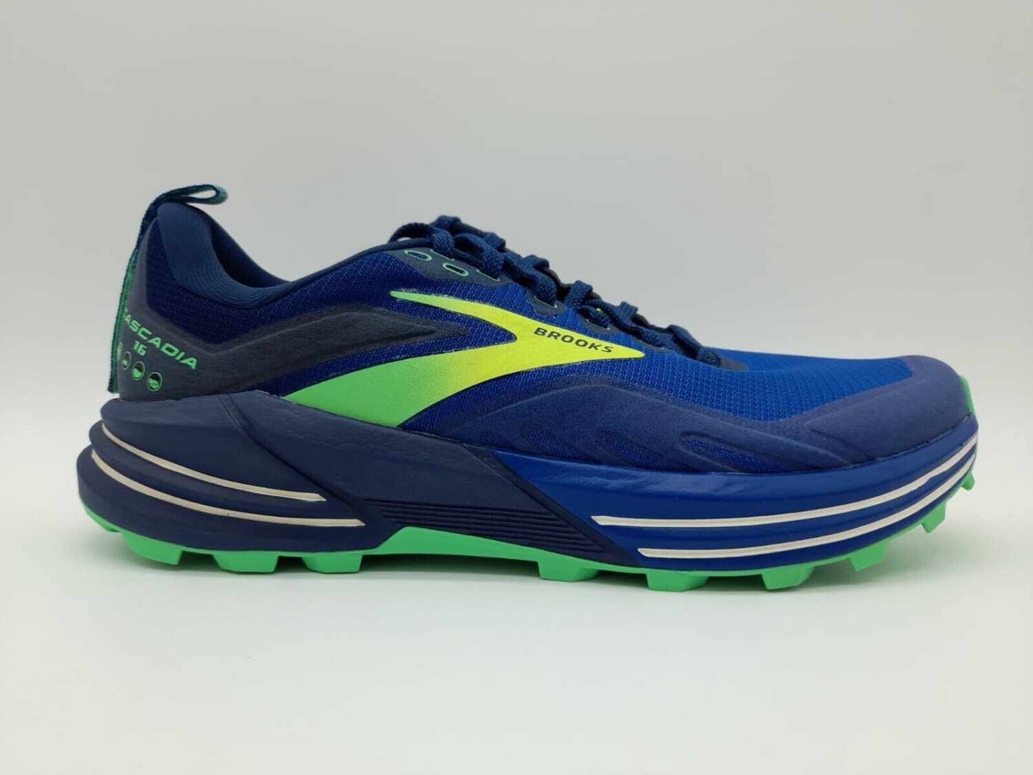 Brooks Cascadia 16 negro-azul-verde: zapatillas de trail para hombre