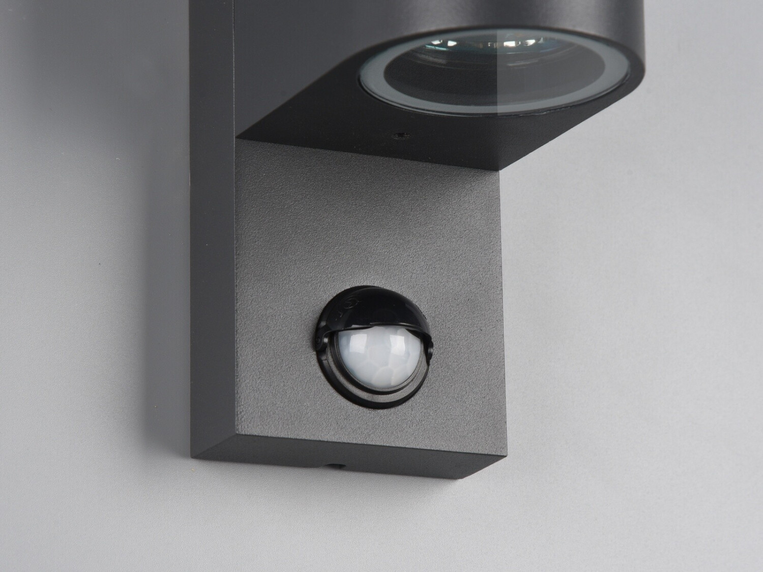 Trio Roya outdoor wall light, 1-flame, sensor, round head
