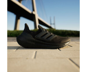 All black ultraboosts discount