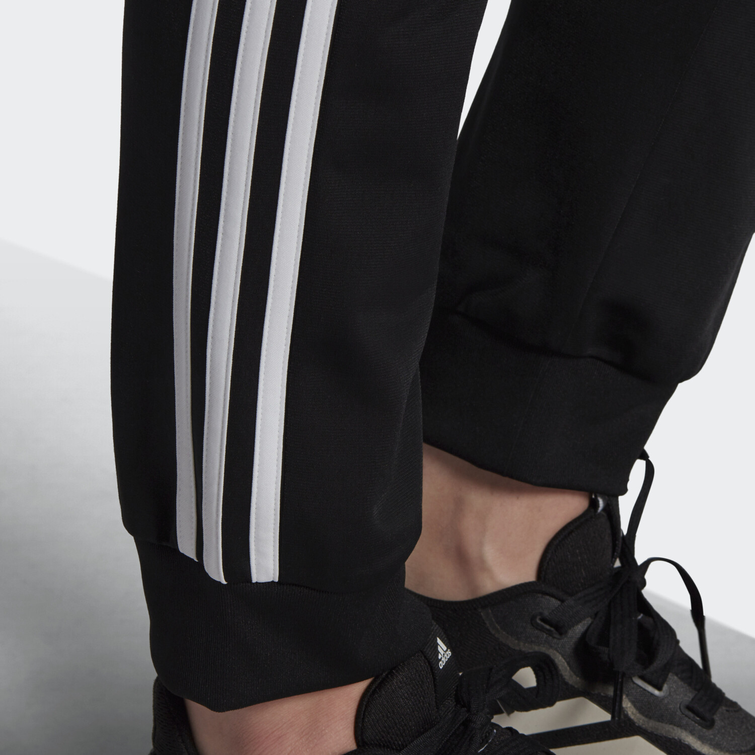 Tapered 3-Streifen Adidas black Essentials ab € Warm-Up Primegreen bei Trainingshose Preisvergleich Slim 23,99 |