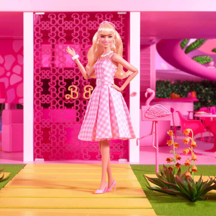 MATTEL Coffret 2 tenues Barbie : Pantalon fleur + top jaune et robe vichy  rouge