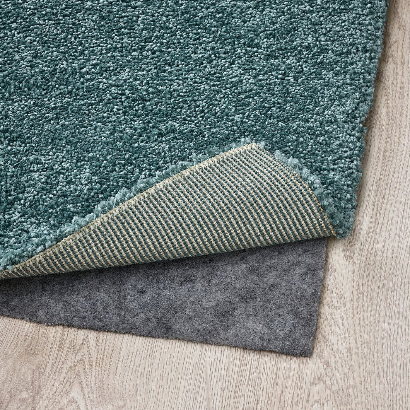 holztisch wohnzimmer Couchtisch Massivholz Tisch mit Ablage B 118 H 45 T 70 cm Waldeiche Wildeiche massiv Adventsgesteck in Brombeertönen –