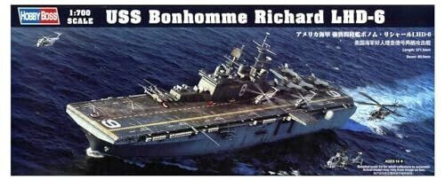 HobbyBoss 1 : 700 échelle USS Bonhomme Carnaval Richard lhd-6 modèle Kit (Gris)