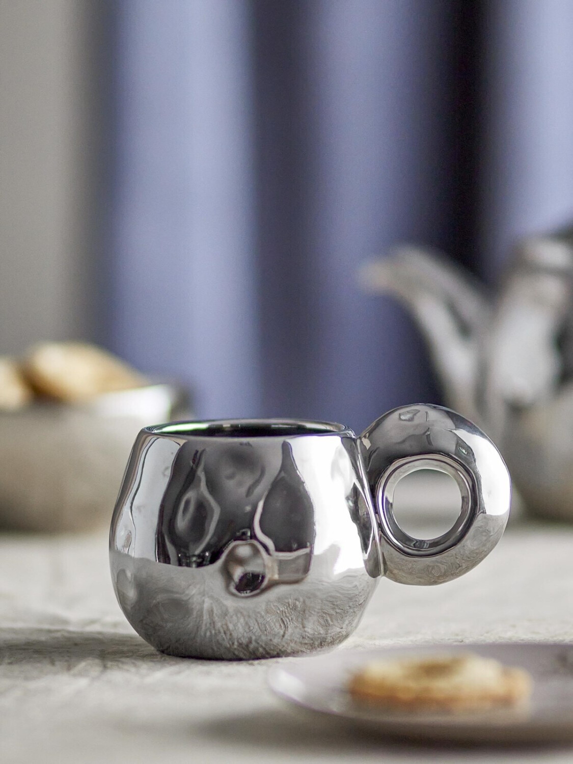 sideboard xxl by Pieter de Bruyne for V-form Porzellan-Tasse mit Croissant-Motiv 