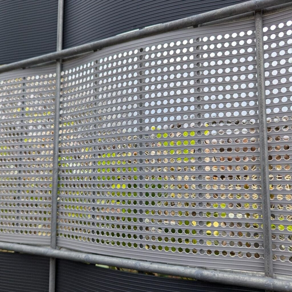 zaun|zu zaun|zu Sichtschutzstreifen Rille Gelocht 30% PP 50 m x 19 cm x 0,1 cm Braun - detail view