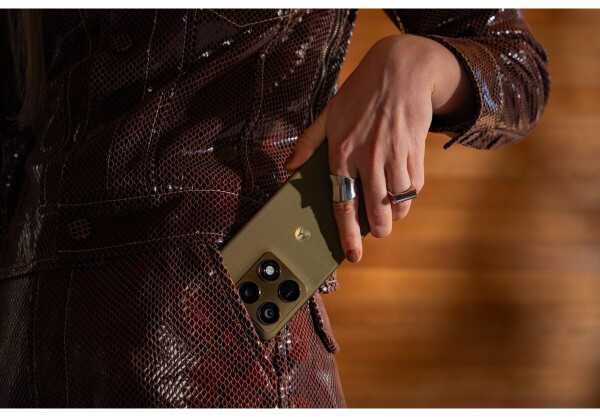 Motorola Signature PANTONE Martini Olive, Bild 17