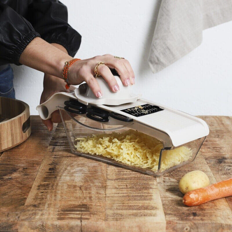 Cook Concept Küchenmandoline mit Reservoir, 5 Zubehörteile, Edelstahlklinge, Beige (KD0002) ab 8,99 € (Oktober 2026)