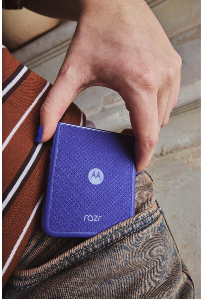 Motorola Razr 70 Ultra Pantone Orient Blue, Bild 6
