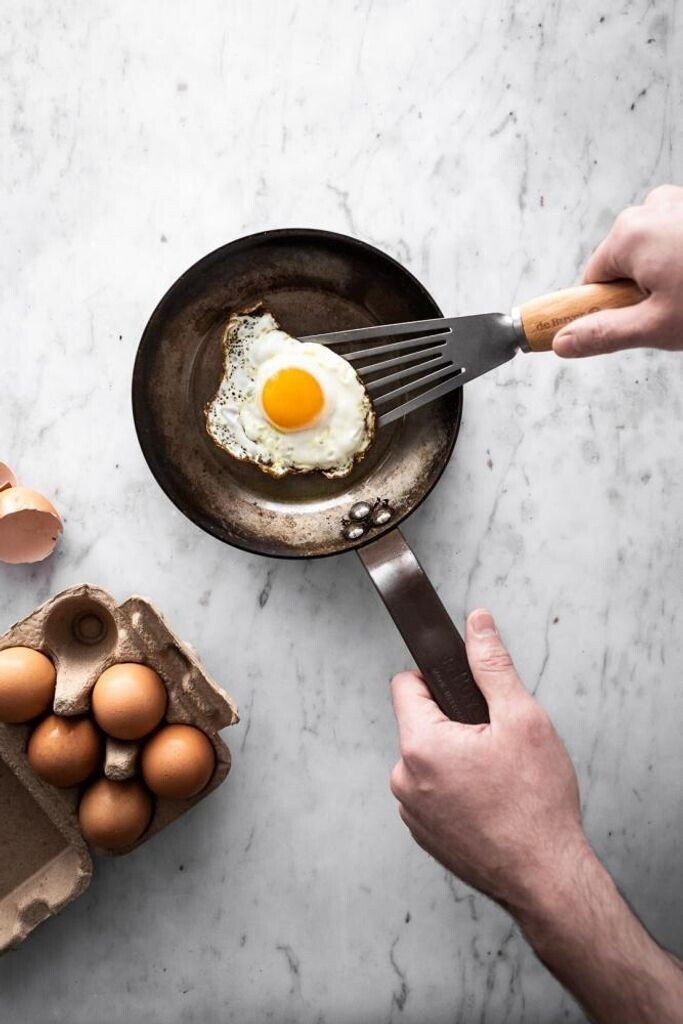 De Buyer 5110.24 Carbone Plus Heavy Quality Steel Round Lyonnaise Frying Pan, 24 cm Diameter