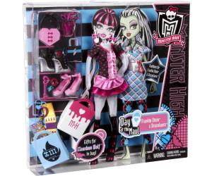 Mattel Monster High Day at the Maul Fashions - Draculaura and Frankie Stein Pack