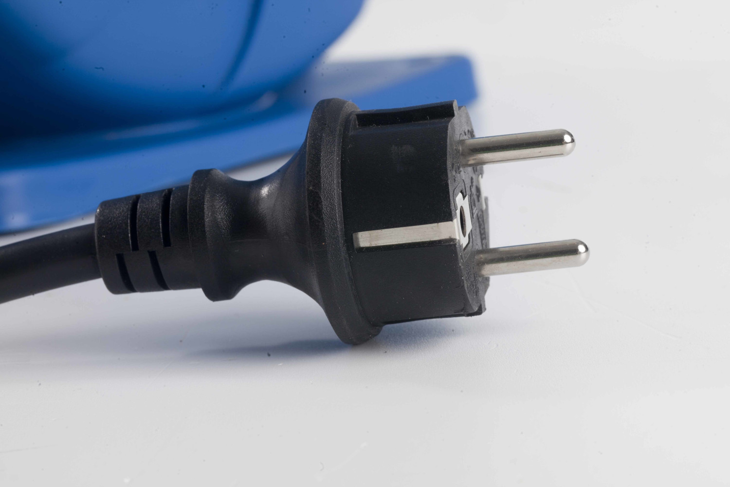 Kabelaufroller mit Federzug - Connector, Outlets and Cables by