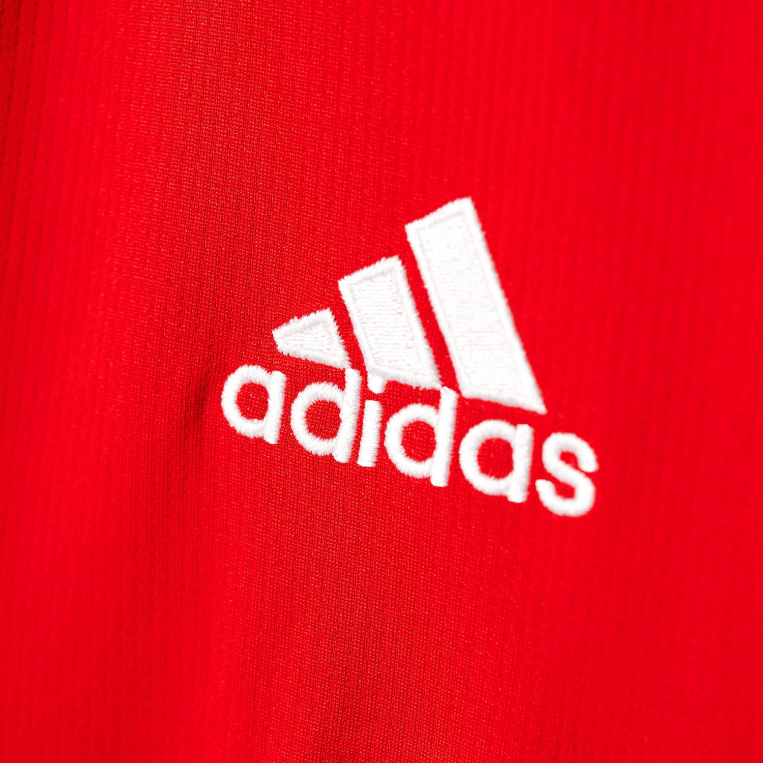Слова адидаса. Adidas логотип. Адидас на Красном фоне. Адидас лого красное. Красный фон adidas.