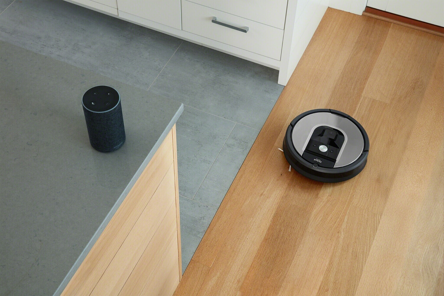 iRobot Roomba 960, aspirateur robot avec forte puissance d'aspiration, 2  brosses anti-emmêlement, idéal pour animaux, capteurs de poussière, parfait  sur tapis et sols, connecté, programmable via app : : Cuisine et  Maison