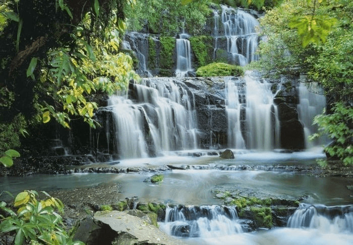Komar Pura Kaunui Falls 368 x 254 cm (8-256)