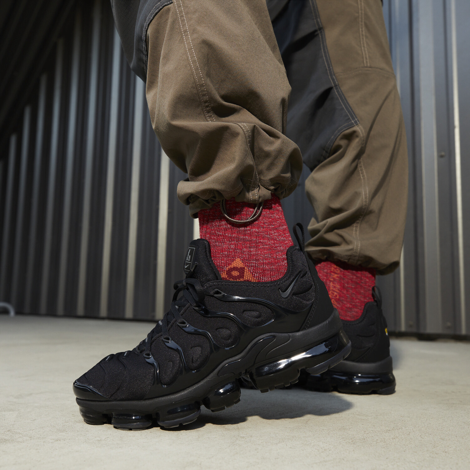 Nike vapormax plus black and grey sale