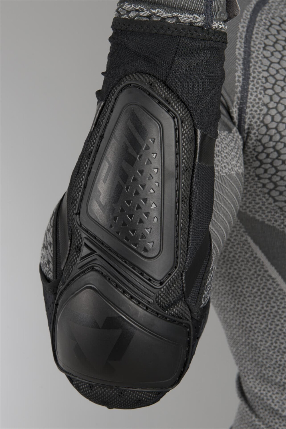 Leatt Guard Contour black