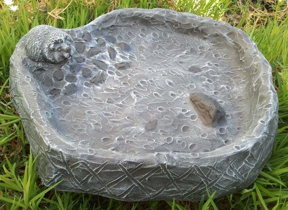 Tiefes-Kunsthandwerk Bird Bath with hedgehog Grey