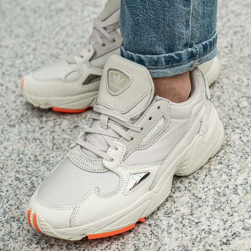 Adidas Falcon Women off white/raw white/active purple au meilleur prix sur idealo.fr